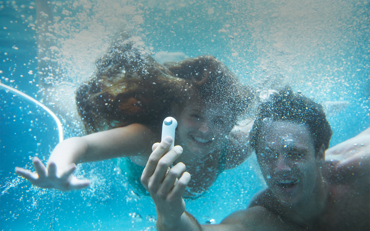 HTC RE